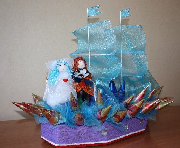 Wedding decorative ship from sweets