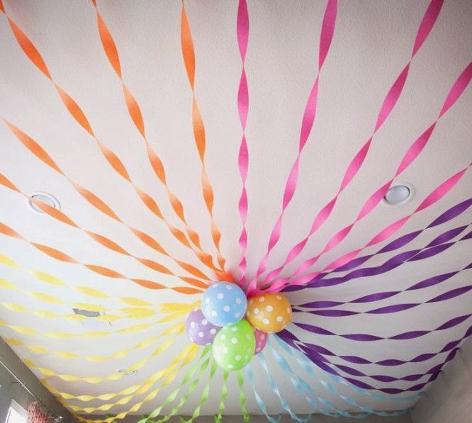 diy-ceiling-streamers-with-balloons_ DIY Wall Hanging Ideas to Decorate Your Home