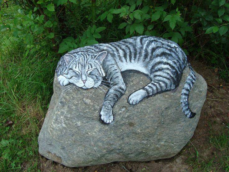A sleeping cat painted on a rock Decorative Stones & Gravel, Paint Craft Ideas
