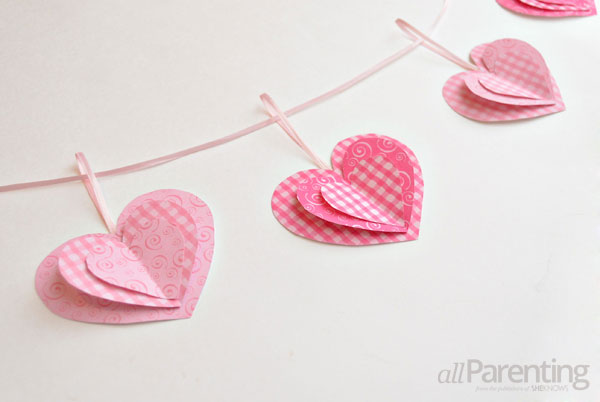 paper-heart-garland-image-DIY : 3D decorative Paper Heart Garland Tutorial