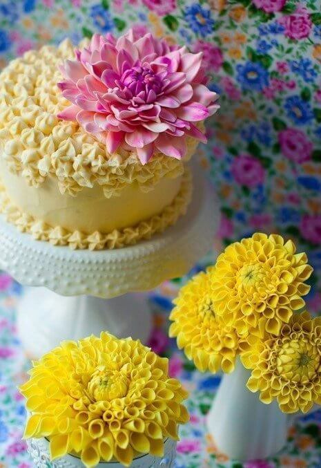chrysanthemums-to-decorate-the-birthday-cake-b Daisy and chrysanthemum to decorate birthday cake