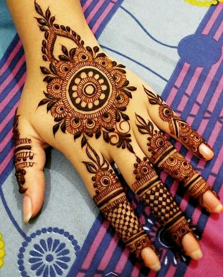 Circle Henna Design on Hand Stock Photo - Image of ceremony, design:  192046286