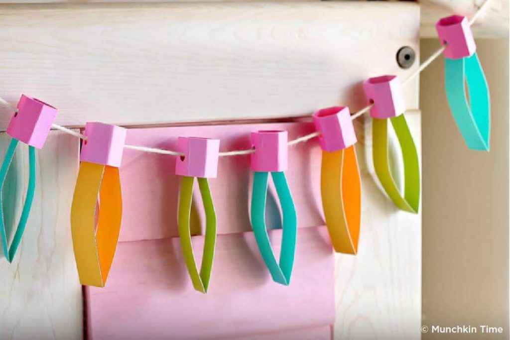 Paper hanging crafts for Christmas Easy Christmas Craft Ideas for Kids