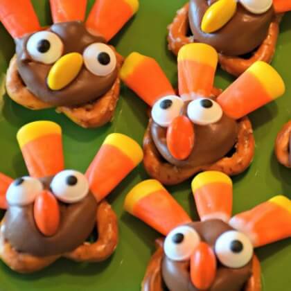 Making turkeys on pringles DIY Fall Snacks for Kids